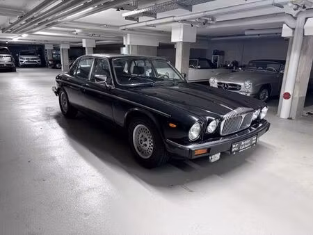 Daimler Double Six 