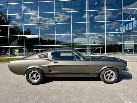 Ford Mustang Fastback V8 5.0