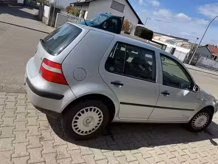 Volkswagen Golf 1.6 102 Base