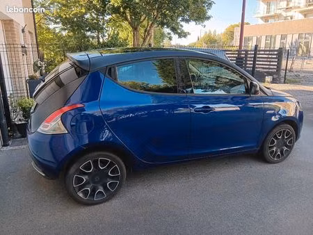 Lancia Ypsilon 1.2 69 S by Stade Francais Paris