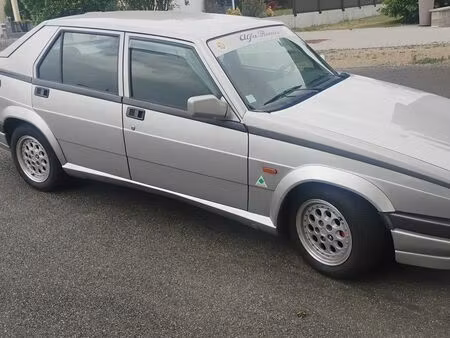 Alfa Romeo 75 