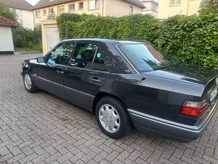 Mercedes-Benz Classe E E 200 136