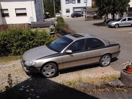 Opel Omega 2.0 136