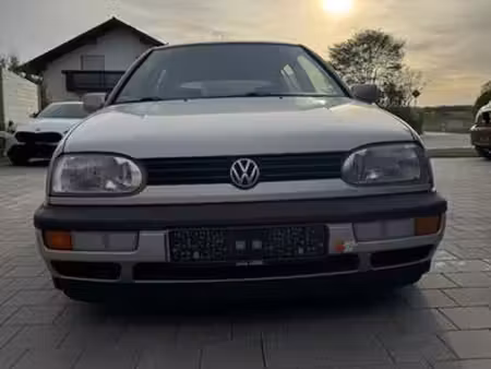 Volkswagen Golf 1.8 75