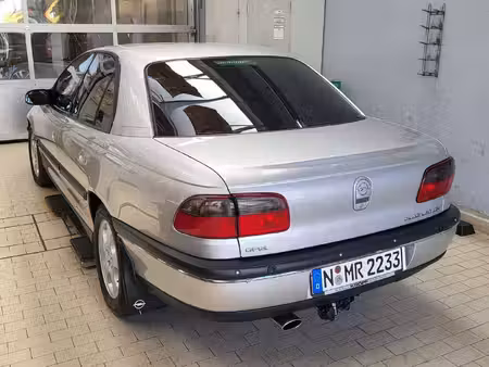 Opel Omega 2.0 136