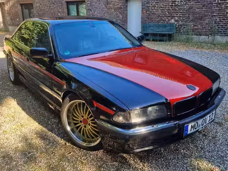 BMW Série 7 750i V8 5.4 326