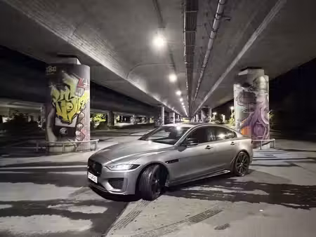 Jaguar XE P250 2.0 250 R-Dynamic Black