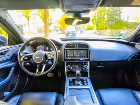 Jaguar XE P250 2.0 250 R Dynamic SE