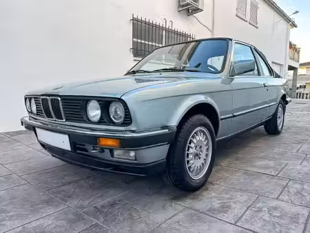 BMW Série 3 323i