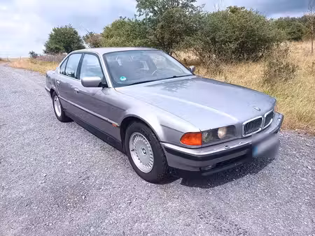 BMW Série 7 750i V8 5.4 326