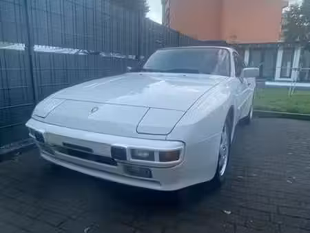 Porsche 944 