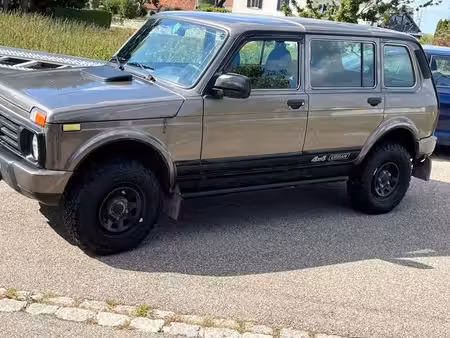 Lada Urban 