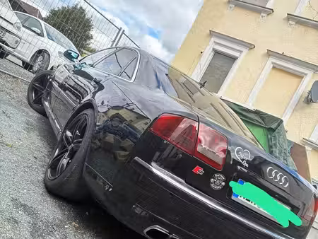 Audi A8 quattro