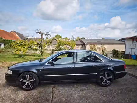 Audi A8 V8 3.7 230 quattro