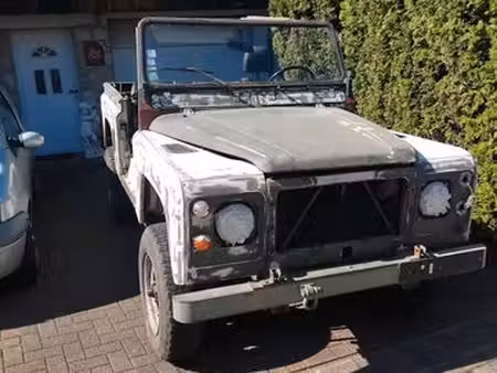 Land Rover Defender 