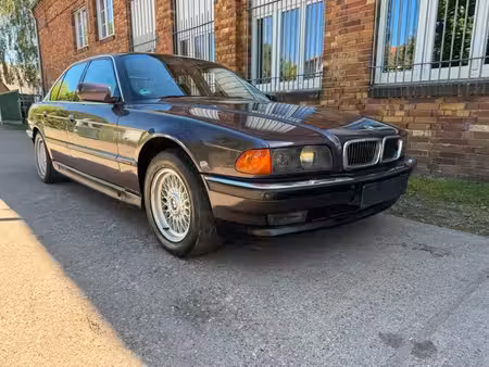 BMW Série 7 750i V8 5.4 326