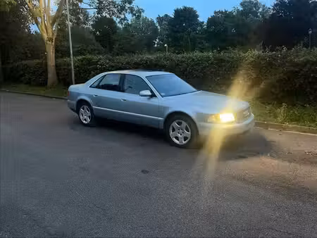 Audi A8 V8 3.3 TDI 225 quattro