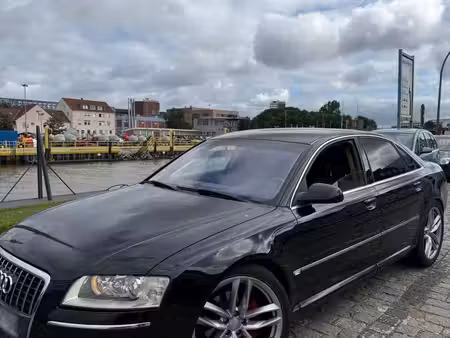 Audi A8 quattro