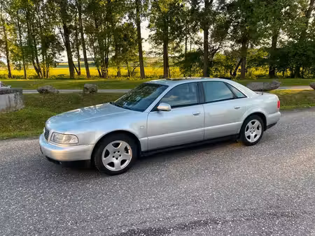 Audi A8 V8 3.3 TDI 225 quattro