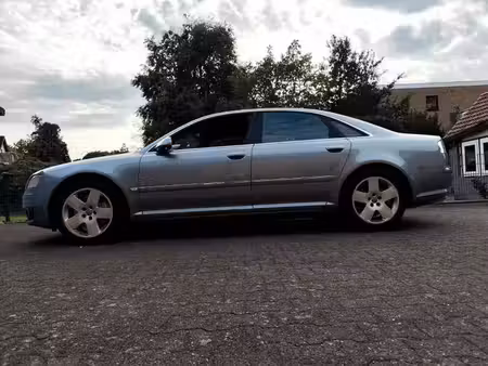 Audi A8 V8 4.2 TDI 326 quattro