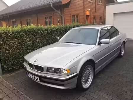 BMW Série 7 750i V8 5.4 326