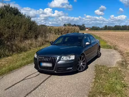 Audi A8 quattro