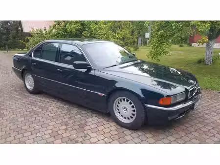 BMW Série 7 750i V8 5.4 326