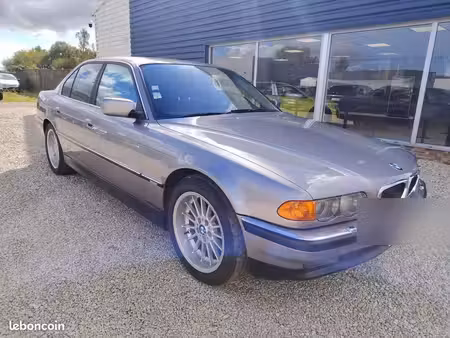 BMW Série 7 740i 4.4 286