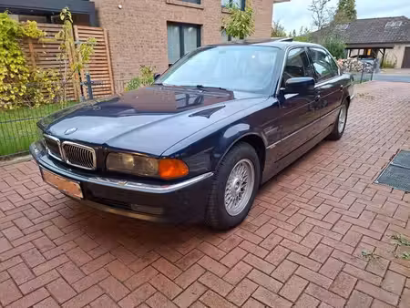 BMW Série 7 750i V8 5.4 326