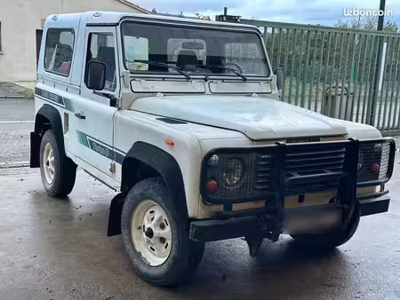 Land Rover Defender 