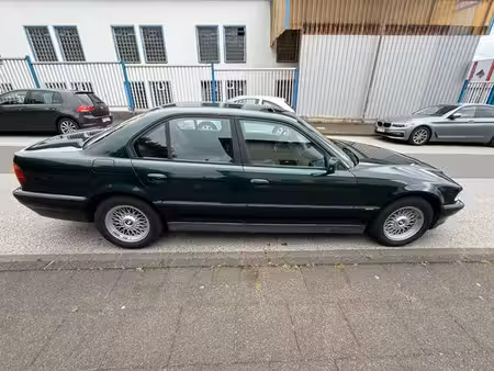 BMW Série 7 740i V8 4.4 286