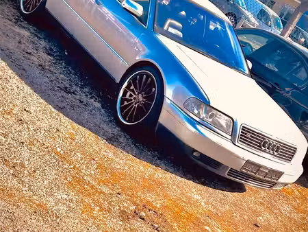 Audi A8 V8 4.2 310 quattro