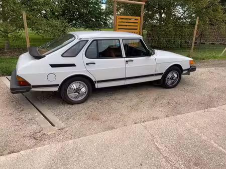 Saab 900 