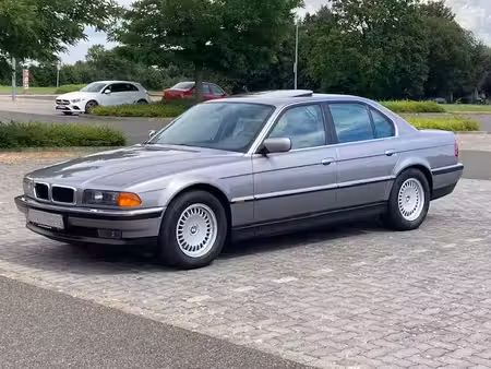 BMW Série 7 740i 4.4 286