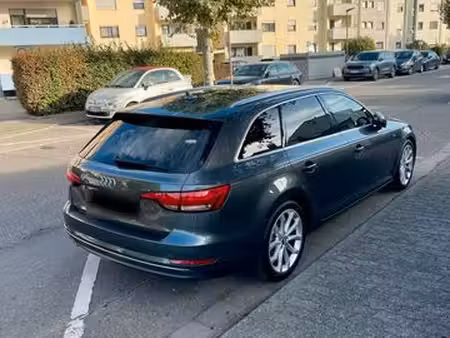 Audi A4 2.0 S line