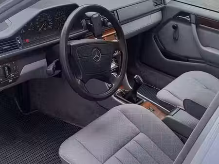 Mercedes-Benz Classe E E 200 136