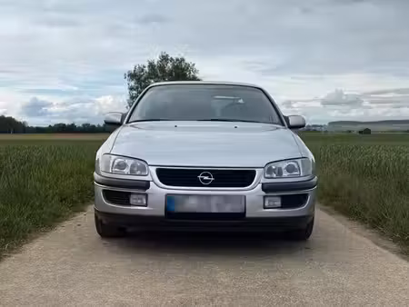 Opel Omega 2.0 136