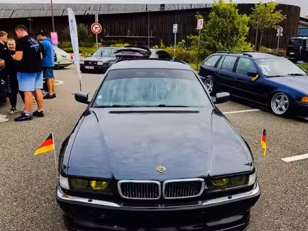 BMW Série 7 750i V8 5.4 326