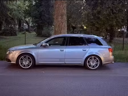 Audi A4 V6 3.2 FSI 256