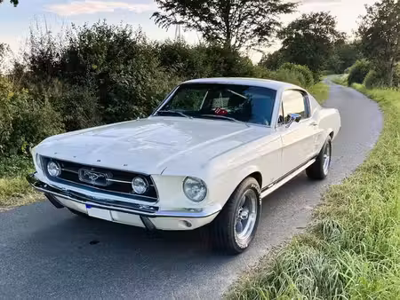 Ford Mustang Fastback V8 4.7