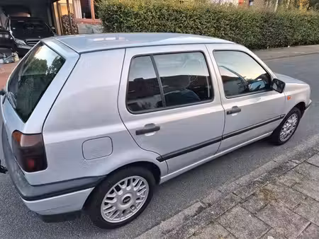 Volkswagen Golf 1.8 75