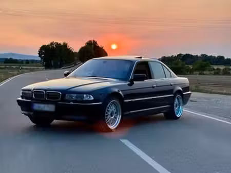 BMW Série 7 740i V8 4.4 286