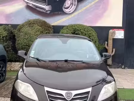 Lancia Ypsilon 1.3 MultiJet 95 Black & Red