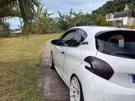 Peugeot 208 1.6 HDi 115
