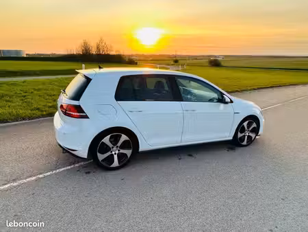Volkswagen Golf GTI 2.0 TSI 220