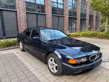 BMW Série 7 750i V8 5.4 326
